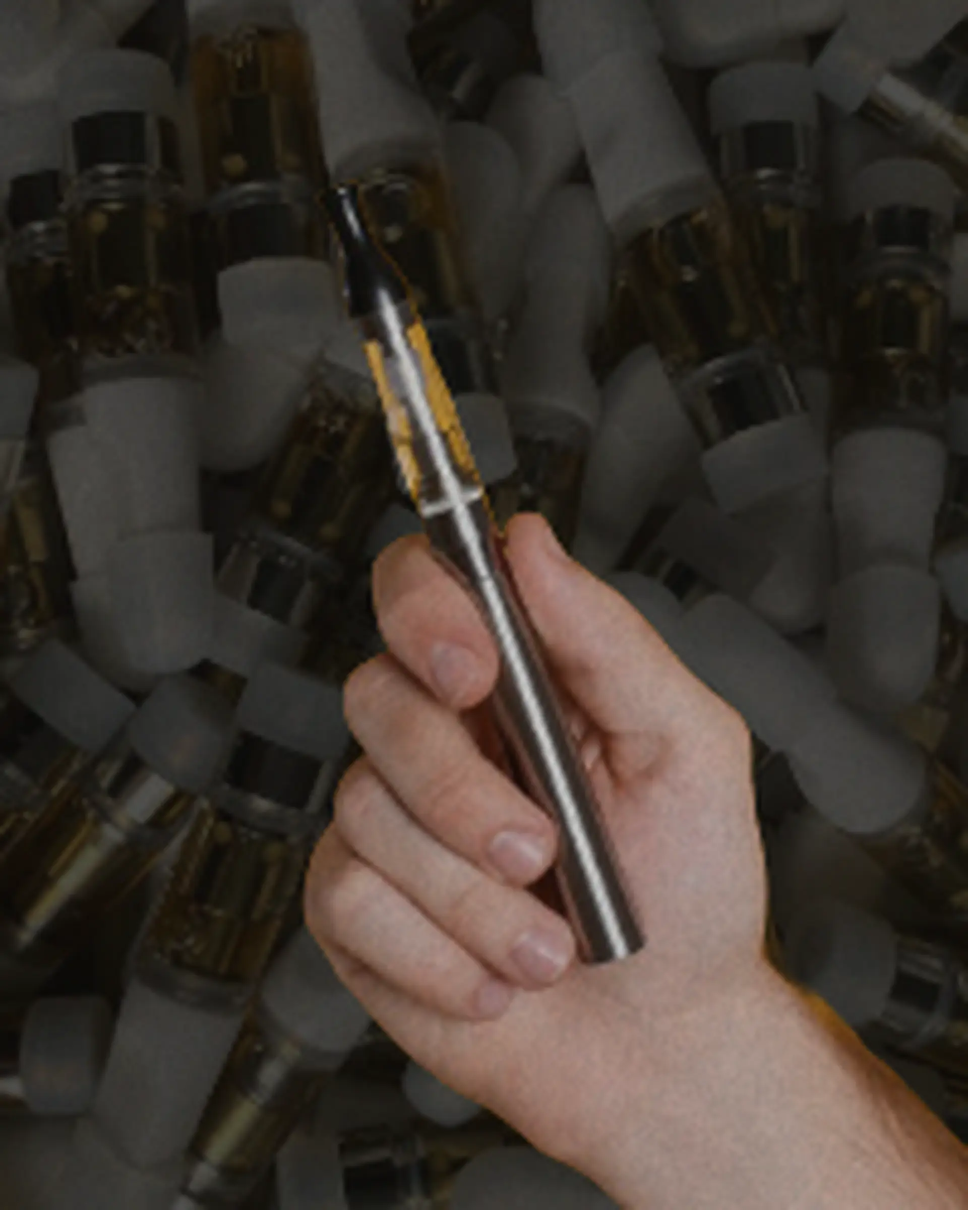 hand holding thc vape cartridge for kindling cannabis 1 hour delivery