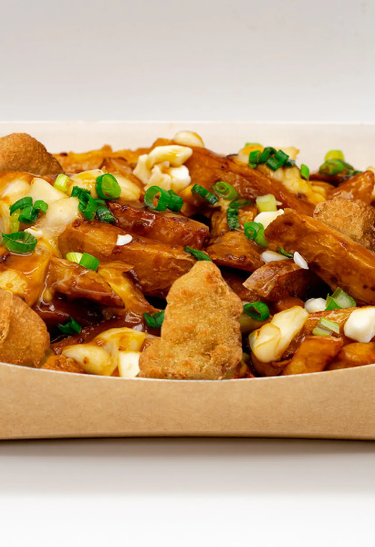 Poutine général tao au poulet tempure garni d'oignons vert