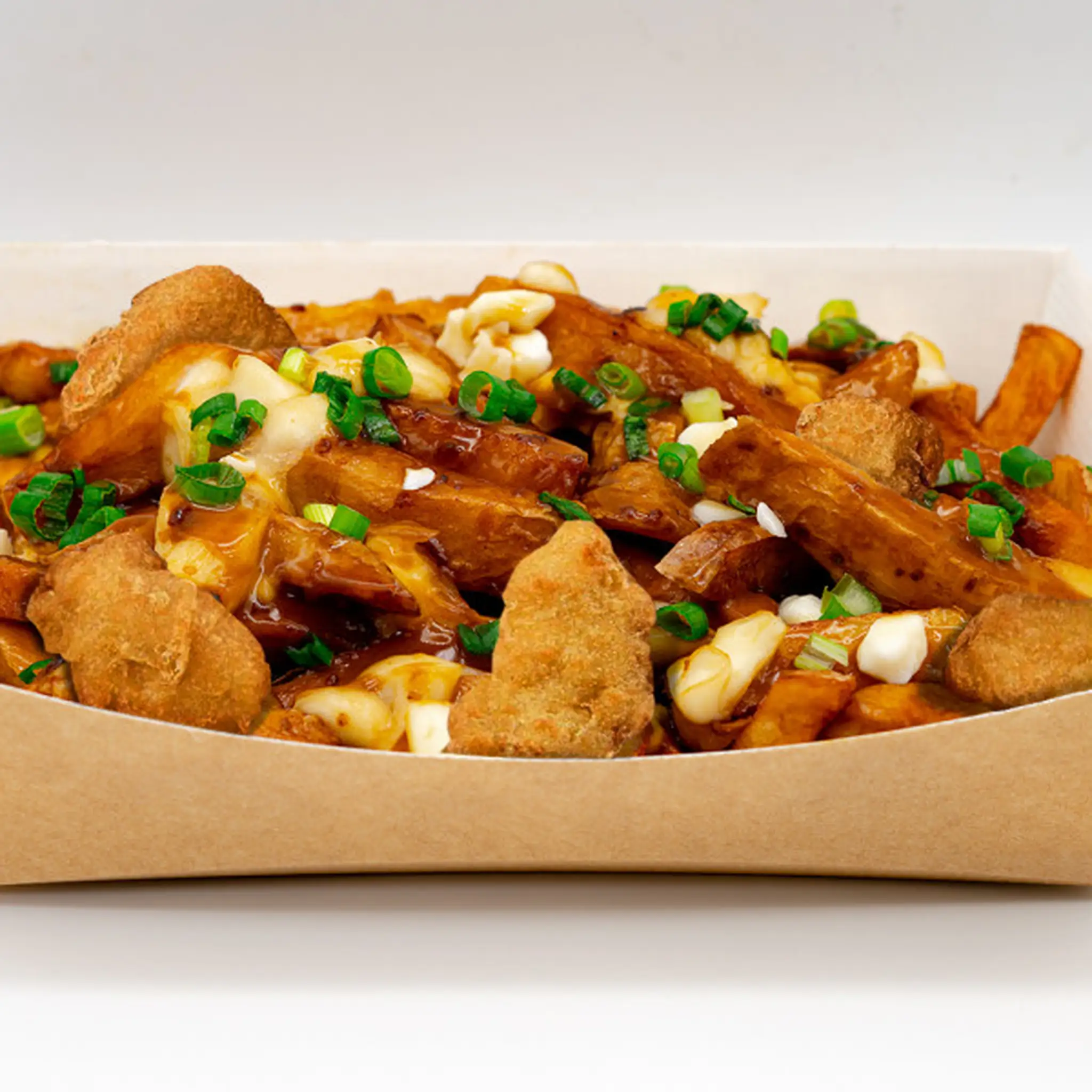 Poutine général tao au poulet tempure garni d'oignons vert
