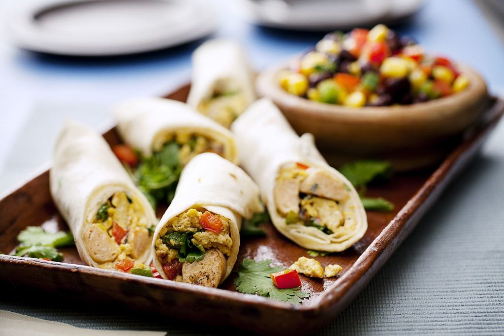 Burrito « ranchero » aux saucisses, œufs et cheddar