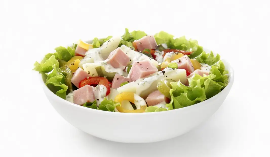 Salade de pommes de terre avec jambon et poivrons grillés