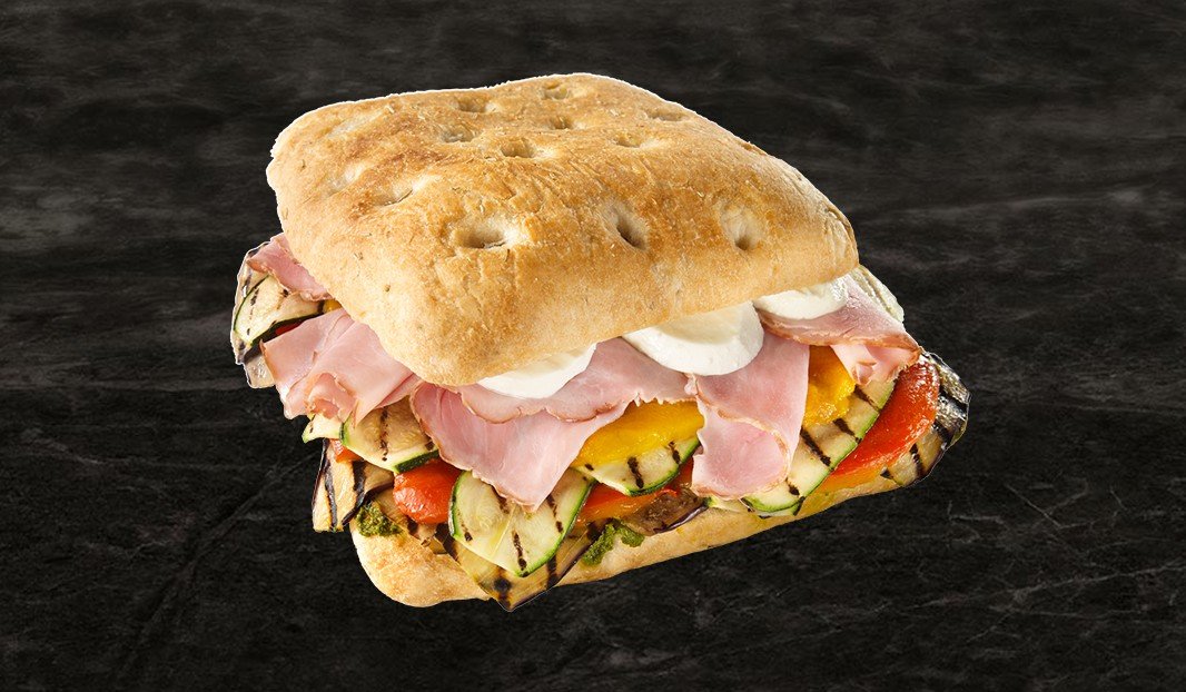 Sandwich focaccia au jambon, légumes grillés et mozzarella