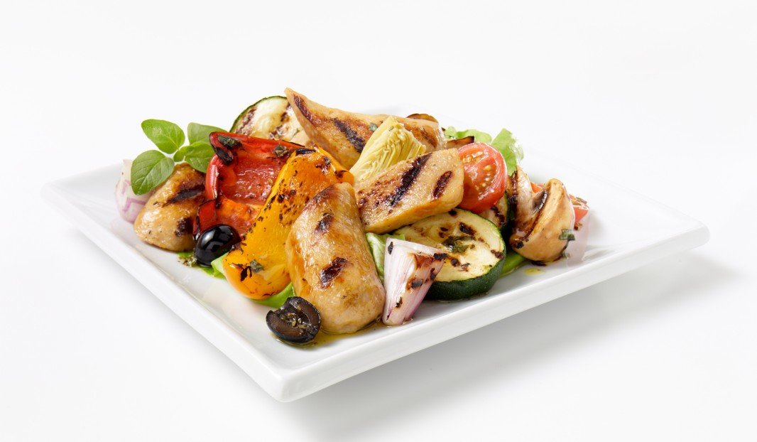 Salade colorée avec saucisses grillées, artichauts et légumes