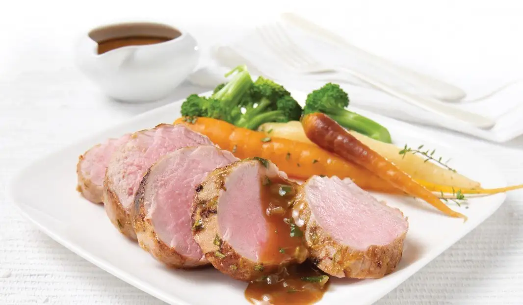 Filets de porc rôtis à la moutarde et fines herbes, servis avec sauce