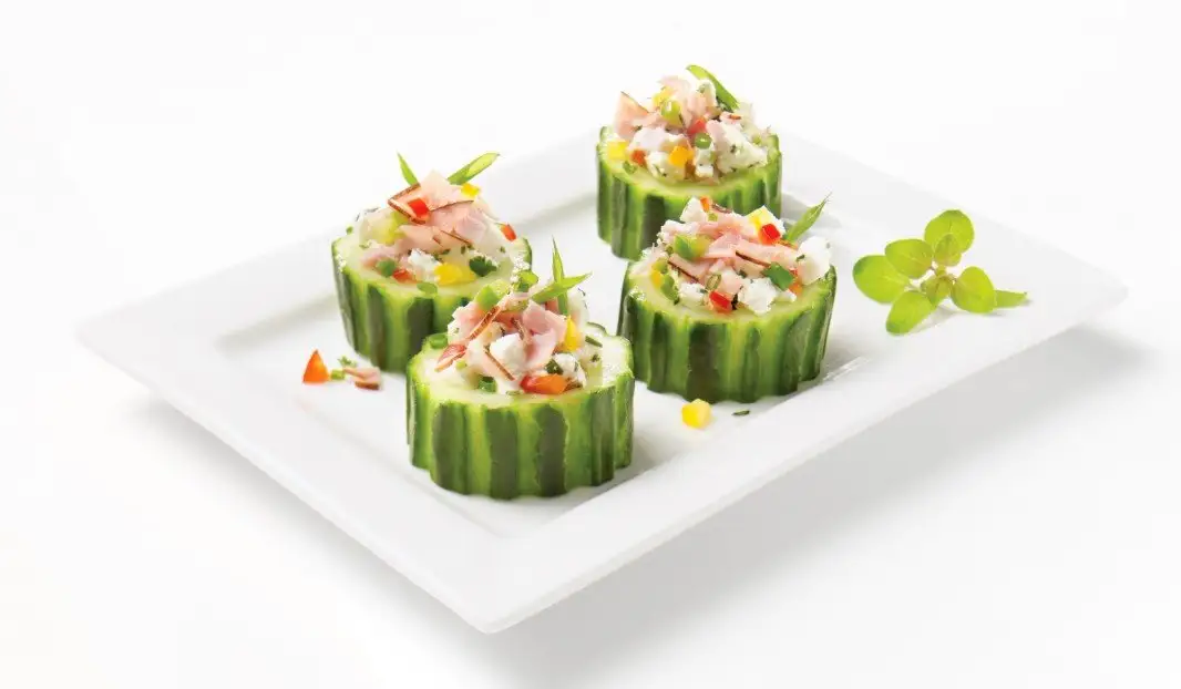 Billots de concombre farcis au fromage et jambon fumé