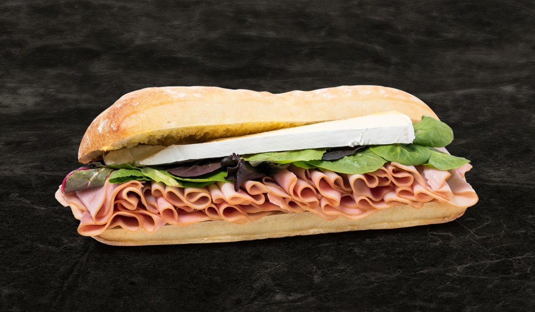 Baguettine au jambon fumé, brie et salade mesclun