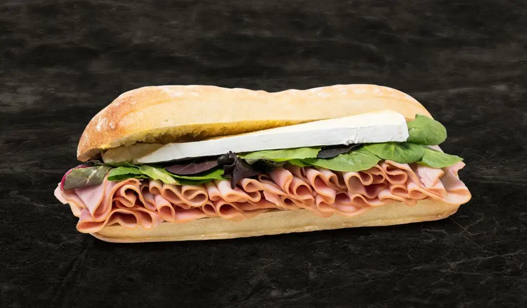 Baguettine au jambon fumé, brie et salade mesclun