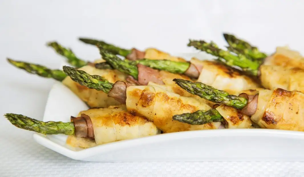 Bouchées feuilletées aux asperges et jambon sur plaque de cuisson