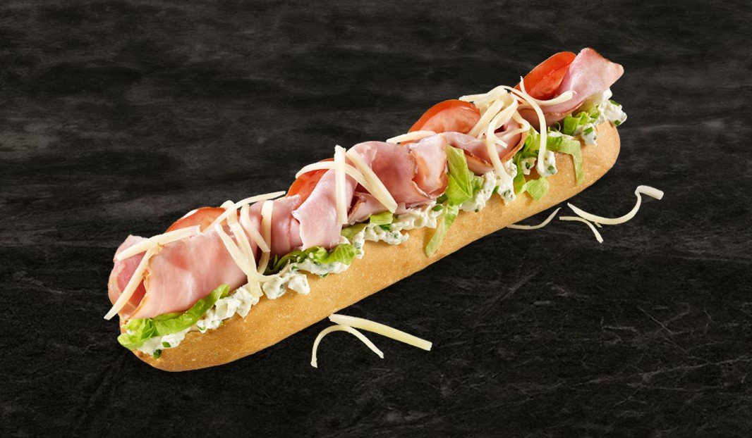 Sous-marin au jambon fumé, fromage à la crème et laitue