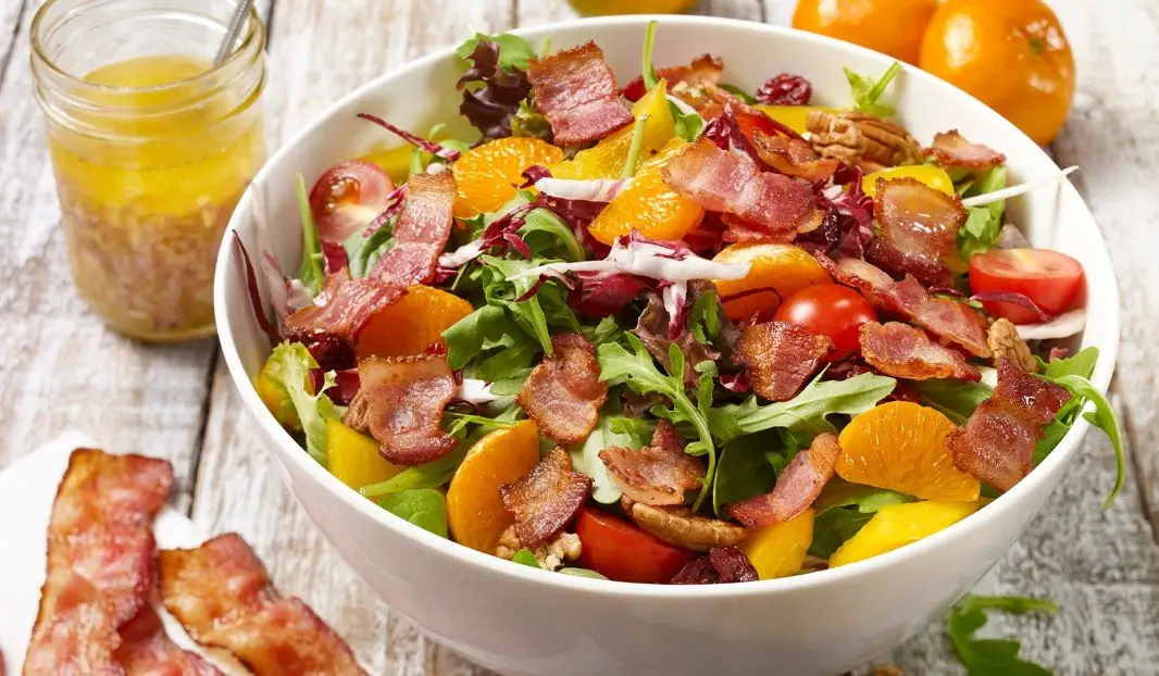 Salade colorée avec bacon, mandarines et légumes croquants