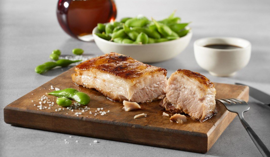 Poitrine de porc croustillante avec edamame et sauce.