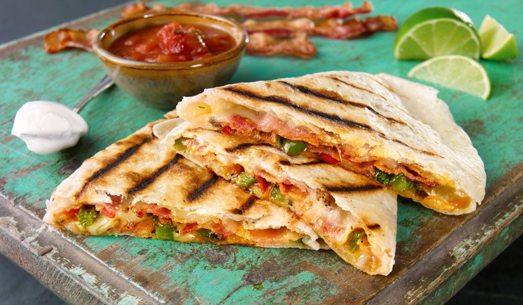 Quesadillas dorées garnies de bacon, fromage et légumes grillés