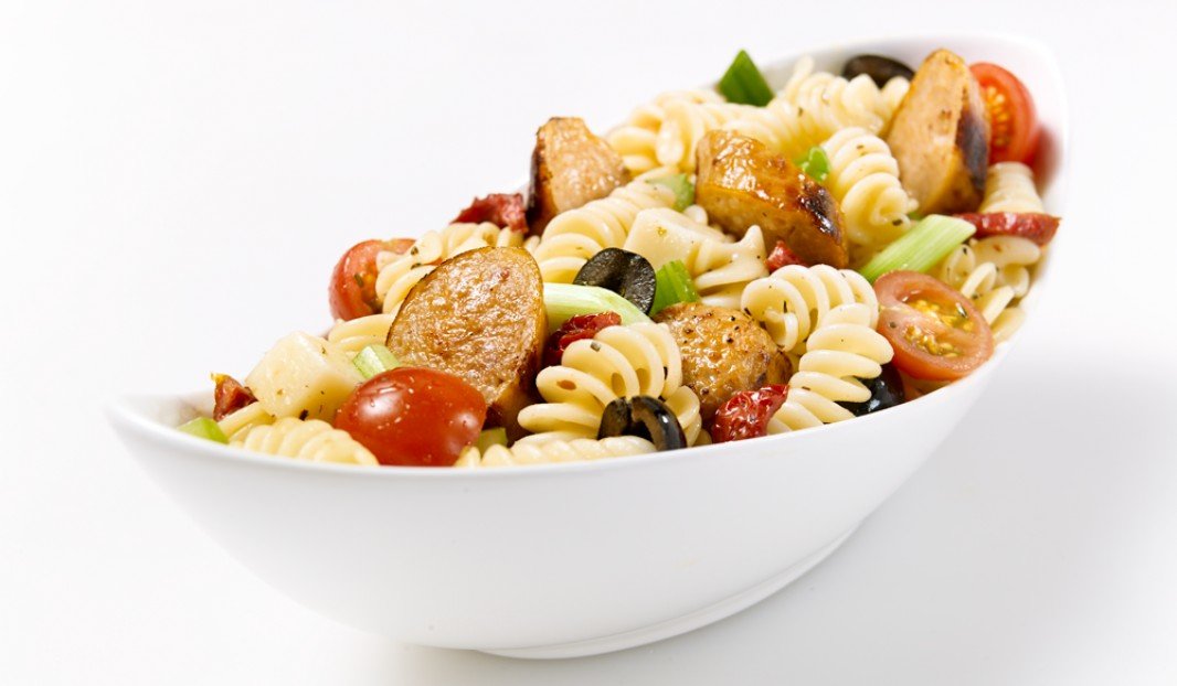 Salade de pâtes fusilis avec saucisses miel et ail, légumes et fromage