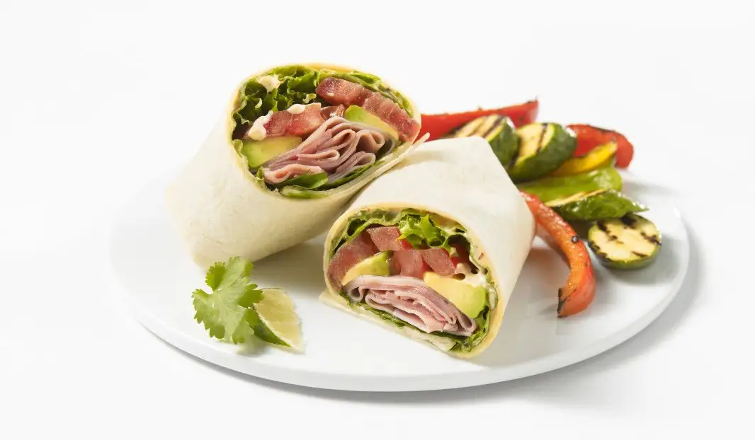 Wrap tex-mex garni de jambon, avocat et légumes frais