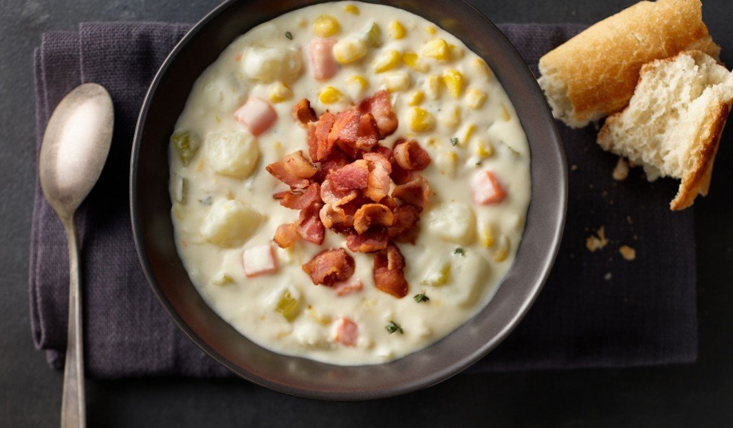 Bol de chaudrée de maïs garnie de bacon croustillant