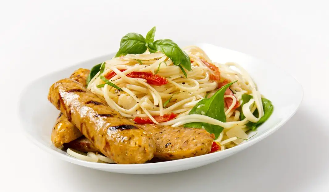 Linguines aux saucisses grillées, épinards et copeaux de parmesan