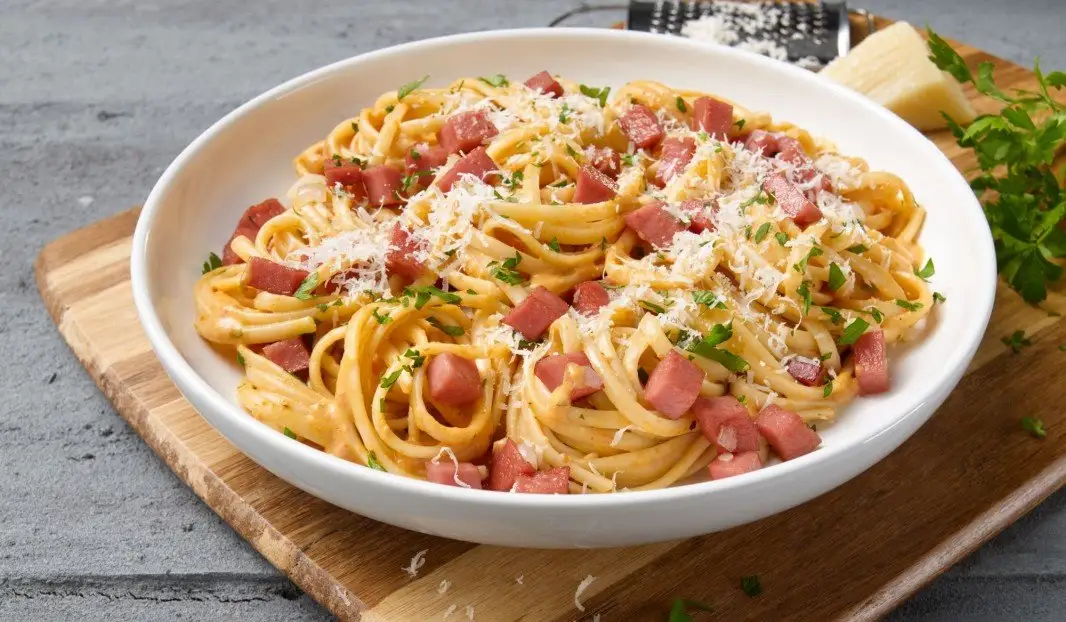 Linguines nappées de sauce rosée et bologne croustillant