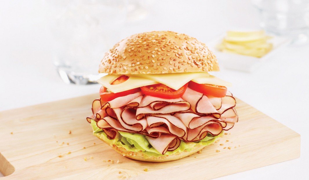 Kaiser garni de jambon fumé, fromage, tomates et laitue