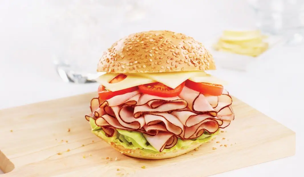 Kaiser garni de jambon fumé, fromage, tomates et laitue