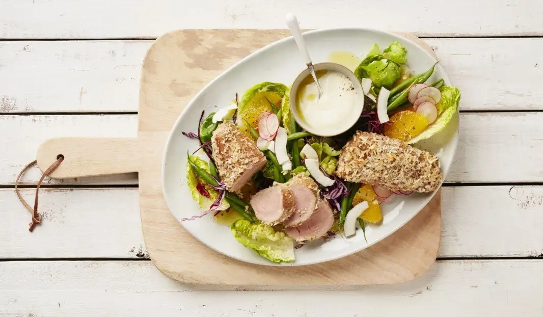 Filets de porc croustillants à la noix de coco avec salade de choux