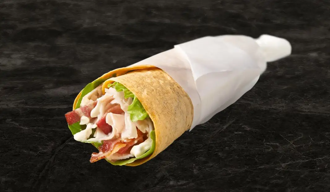 Wrap au simili-poulet, laitue, bacon et sauce crémeuse dans une tortilla blé.