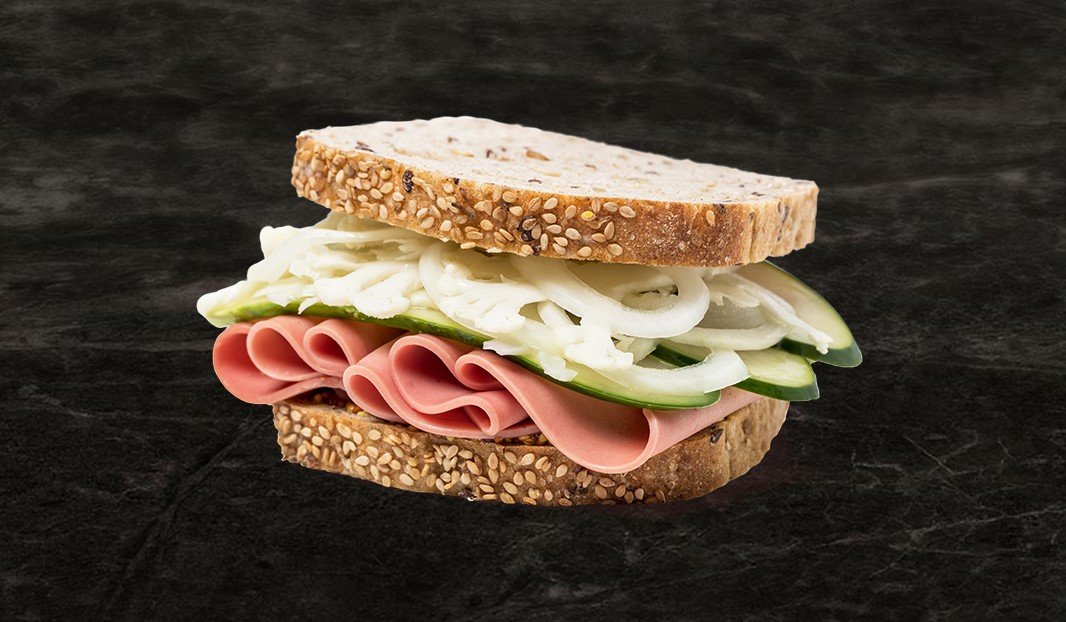 Sandwich au bologne avec pickles maison et pain aux grains