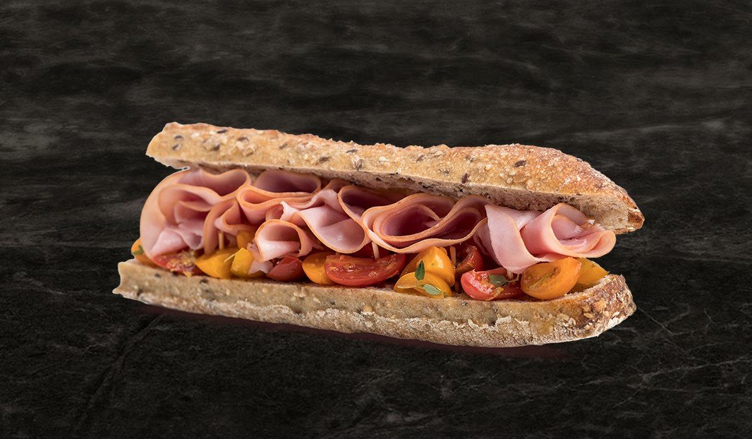 Baguette au jambon et tomates cerises marinées, pain croustillant aux graines.