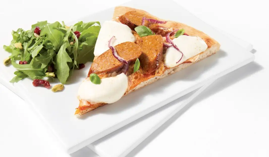 Pizzas fines garnies de saucisses italiennes, Boursin et légumes