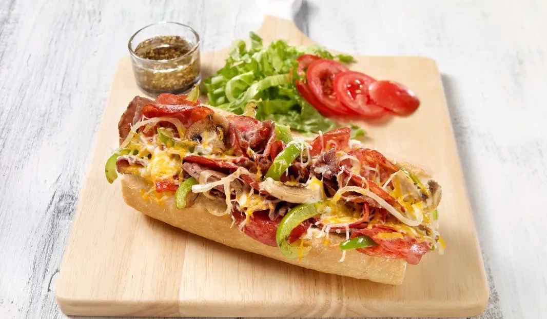 Sous-marin garni de steak, pepperoni, légumes et fromage fondu