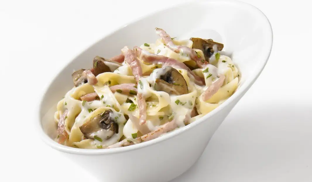 Tagliatelles crémeuses aux champignons et jambon fumé
