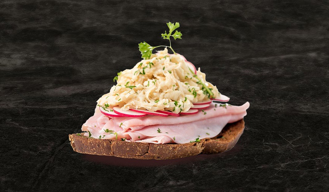 Tartine au jambon, radis, sauce rémoulade et persil frais.