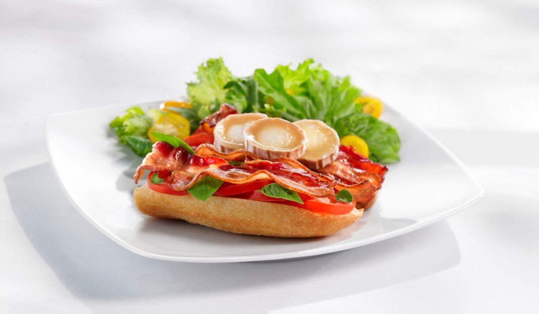 Baguette garnie de bacon croustillant, tomates et fromage de chèvre