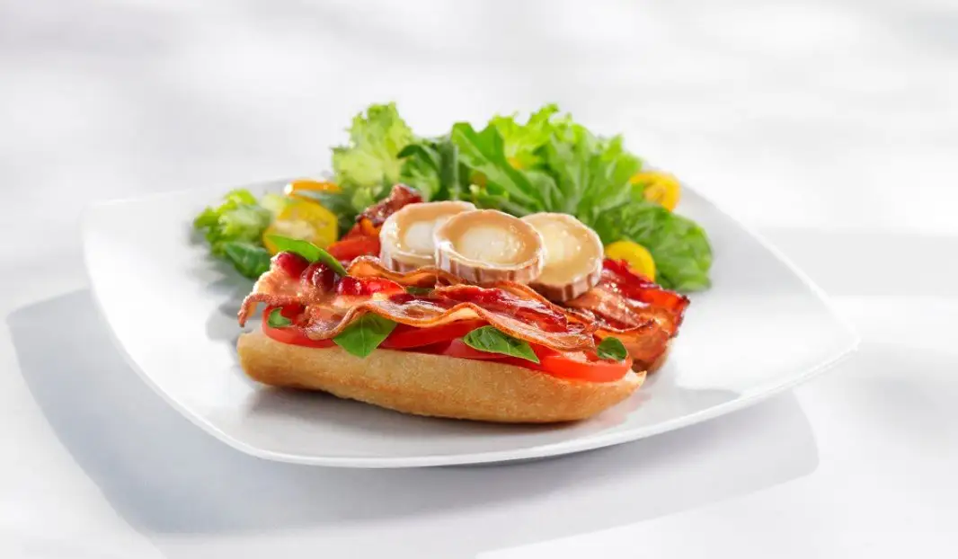 Baguette garnie de bacon croustillant, tomates et fromage de chèvre