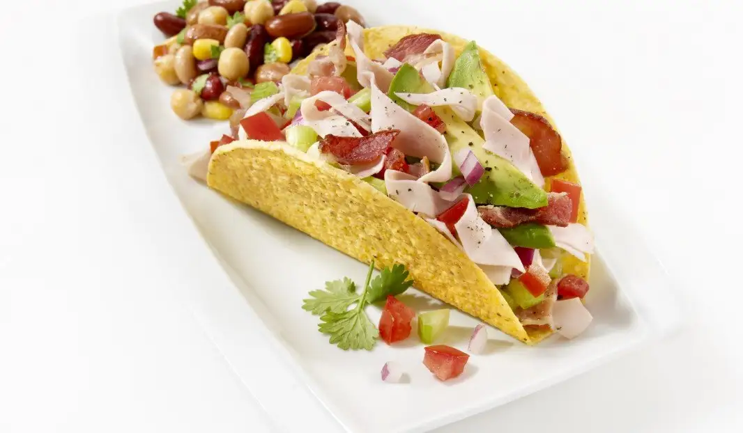 Tacos garnis de dinde, avocat frais et bacon croustillant