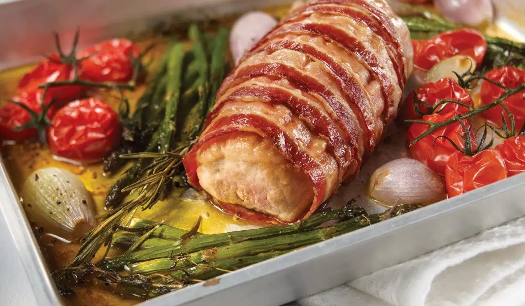 Filets de porc enrobés de bacon avec sauce aux échalotes caramélisées