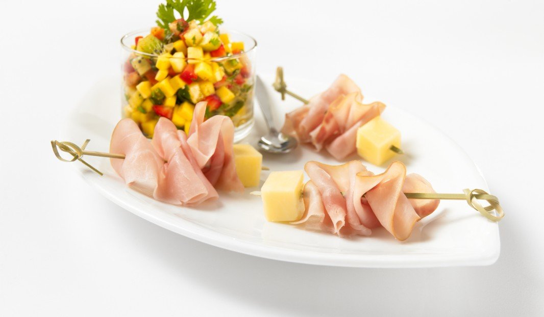 Mini brochettes de jambon et fromage avec salsa colorée aux fruits.
