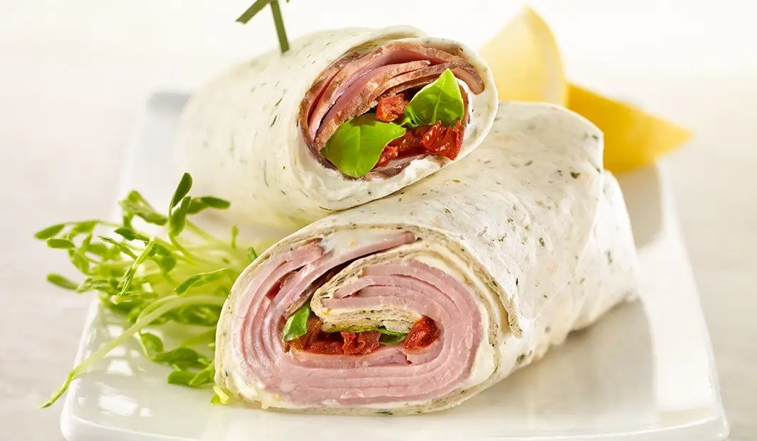 Wrap au jambon, fromage à la crème, tomates séchées et verdures.