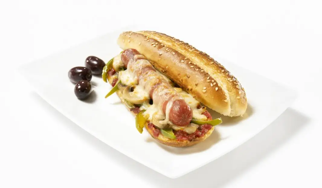 Hot-dog garni de légumes et fromage fondant façon pizza