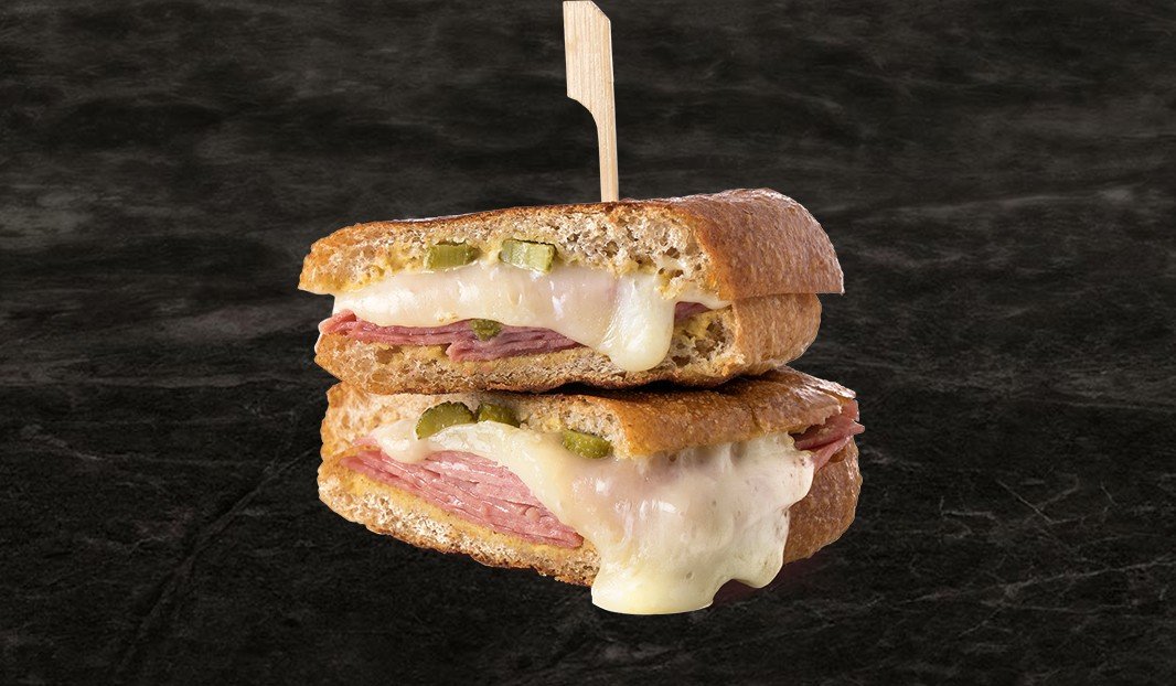 Panini à la raclette, charcuterie et cornichons, grillé et fondant.