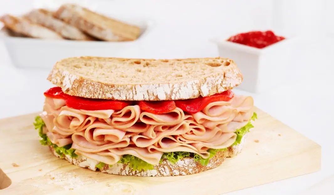 Sandwich campagnard au jambon fumé, laitue et poivrons grillés
