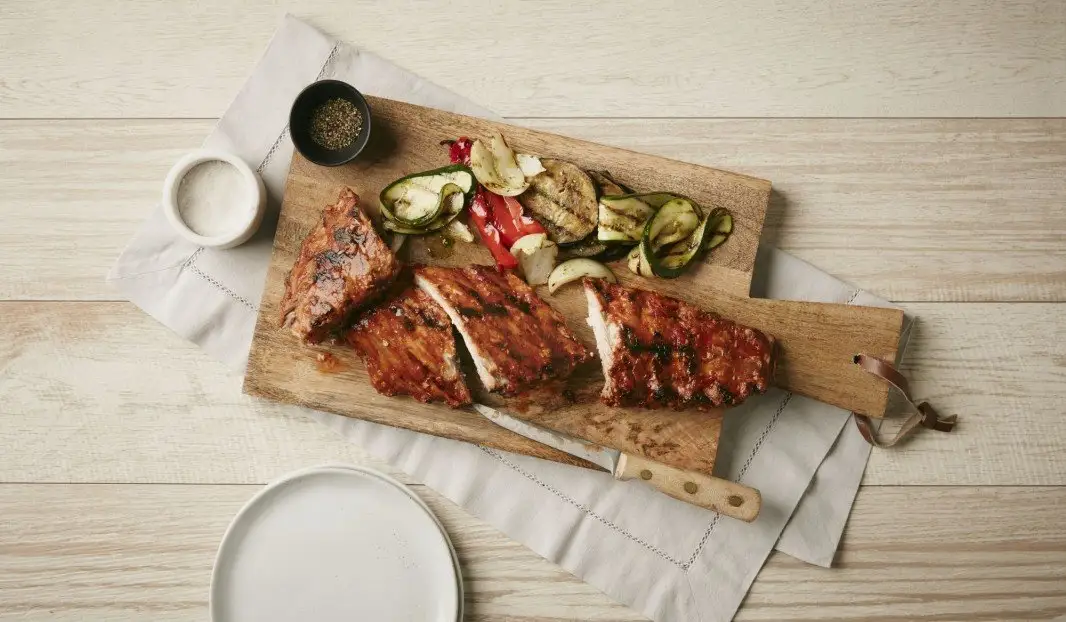 Côtes levées de porc nappées de sauce aux herbes de Provence