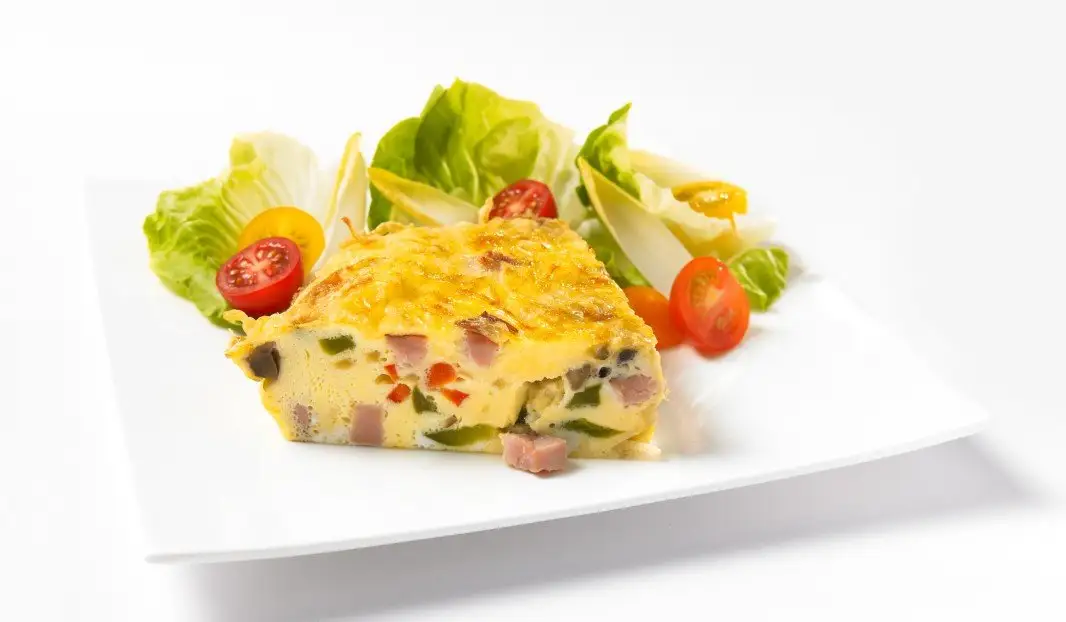 Omelette dorée au jambon, poivrons, champignons et fromage