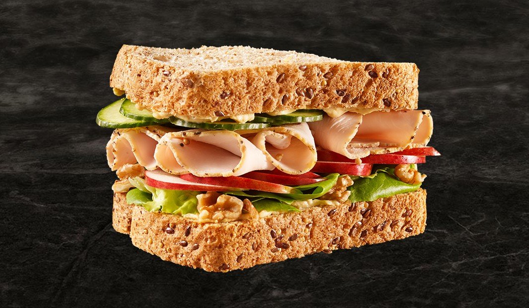 Sandwich à la dinde avec légumes et noix