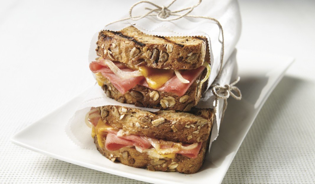 Sandwich grillé au bologne et cheddar fondant sur pain doré