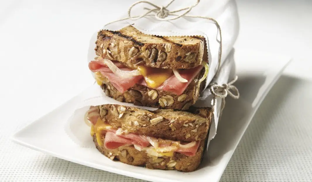 Sandwich grillé au bologne et cheddar fondant sur pain doré