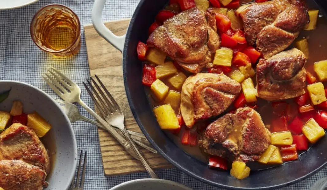 Poêlée de porc avec ananas et poivrons rouges.