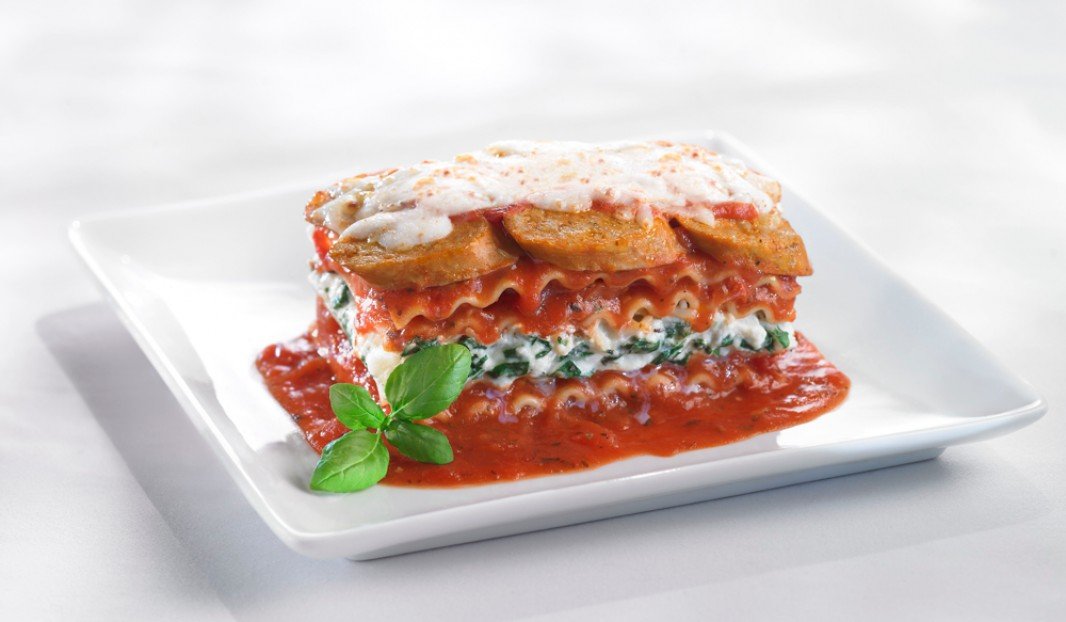 Lasagne dorée au four avec saucisses, ricotta et épinards