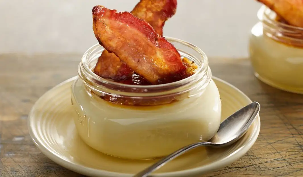 Crème brûlée dorée avec tranches de bacon caramélisé