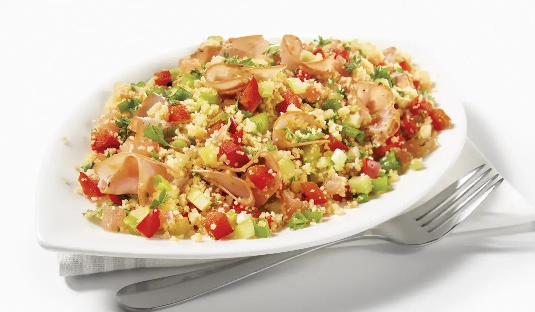 Salade de couscous colorée avec jambon fumé et légumes croquants
