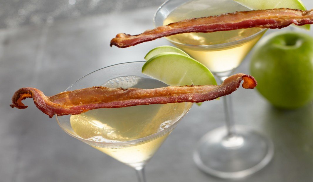 Verre de martini garni de pommes et bacon croustillant
